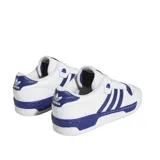 Championes adidas modelo Rivalry Low, de diseño urbano con base blanca y detalles en azul en las icónicas tres tiras, talón y entresuela. Presenta perforaciones en la puntera para mayor ventilación y suela de goma resistente.