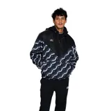 Campera windbreaker Umbro de color negro y gris con estampado geométrico de hexágonos. Presenta capucha ajustable, cierre frontal parcial con cremallera y diseño de paneles.
