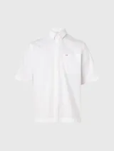 Camisa blanca de popelín de algodón superelástico, corte boxy, cuello en punta, manga corta, bolsillo de parche en el pecho, bajo recto y logo monograma de Calvin Klein estampado en el pecho.