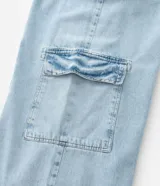 Pantalón de jean azul claro, modelo wide leg, con bolsillos cargo laterales y cintura ajustable.