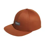 Gorra de visera plana Adidas Skateboarding, color marrón, con estructura de seis paneles y parche rectangular con logo en la parte frontal.
