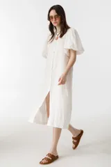 Vestido midi blanco de lino con cuello mao, mangas globo al codo y botones de nácar delanteros.