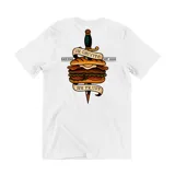 Remera blanca de algodón con estampado estilo tatuaje tradicional en la espalda que muestra un chivito atravesado por una daga con la frase 'In Chivito We Trust'.