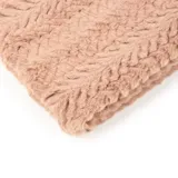 Bufanda circular de acrílico color rosa con textura de piel sintética.