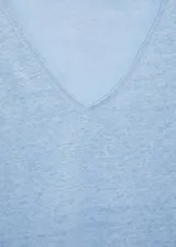 Remera de lino celeste con cuello en V y mangas cortas, de corte recto y ligero.