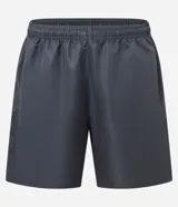Bermuda deportiva gris para hombre, con cintura elástica, cordón de ajuste, bolsillos laterales y recortes laterales con red. Confeccionada en poliéster.