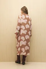 Vestido midi con estampado paisley en tonos azules y beige, con cuello camisero y abotonadura frontal.