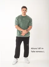 Remera de algodón de alto gramaje con efecto de lavado a la piedra, corte oversize y diseño bordado pequeño en el pecho.