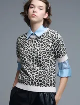 Buzo de tejido de punto con estampado animal print, cuello redondo y mangas cortas con ribete.