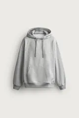 Sudadera con capucha de corte relajado, confeccionada en tejido de algodón con interior cepillado. Presenta manga larga, bolsillo frontal tipo canguro y acabados en rib en puños y bajo.