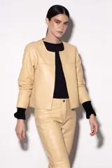 Chaqueta corta de cuero color beige, de corte recto y sin forro.