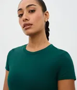 Remera deportiva de microfibra con cuello redondo y manga corta, de corte ajustado al cuerpo.