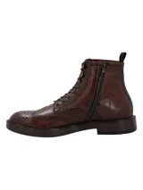 Botín de cuero marrón con diseño estilo brogue, cordones frontales y punta redonda.