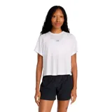 Remera deportiva de manga corta color blanco, con cuello redondo y diseño holgado. Cuenta con el logo de la marca estampado en el centro del pecho.