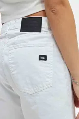 Short de jean blanco con corte a la rodilla y terminación desflecada.