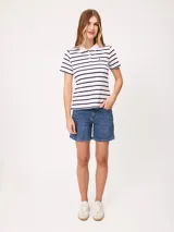 Short de denim elastizado de tiro alto, color beige, con bolsillos delanteros y traseros, y cierre frontal con botón y cremallera.