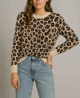 Sweater de punto con estampado animal print de leopardo, cuello redondo y puños acanalados en color crudo.