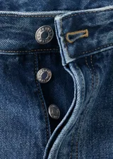 Jeans tiro medio de corte wide leg, confeccionados en 100% algodón, con diseño de cinco bolsillos, cierre de botón y cremallera, en color azul clásico con efecto deslavado.