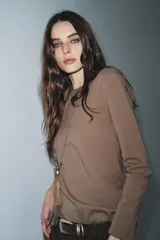 Camiseta de manga larga confeccionada en tejido de punto interlock elástico y flexible, con cuello redondo y bajo recto.