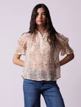 Blusa de gasa estampada marca Alex & Lili. Tiene cuello a la base con solapa y escote en V, mangas cortas con punto smock y terminación amplia. Delantera, solapa y mangas con aplique en crochet.