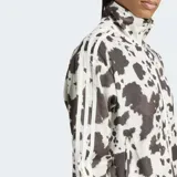 Campera deportiva Adidas de satén con estampado animal print, cuello alto, cierre frontal y las icónicas tres tiras a lo largo de las mangas.