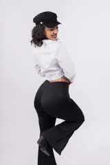 Camisa blanca crop con cuello clásico, mangas largas y cierre frontal con botones.