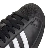 Championes Adidas Superstar II, color negro con tres franjas laterales blancas y puntera de goma texturizada. Presentan la inscripción "SUPERSTAR" en el lateral y refuerzo de talón blanco.