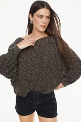 Sweater de punto liviano y mangas caladas, con diseño cropped y cuello redondo amplio.