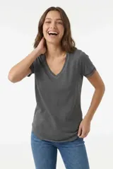 Remera gris con efecto lavado, cuello en V y mangas cortas con detalle de ribete en contraste.