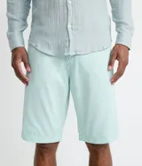 Bermuda masculina de corte recto, confeccionada en tejido de sarga de algodón, con bolsillos laterales y cierre frontal.