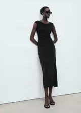 Vestido midi de corte recto y diseño minimalista, confeccionado en tejido elástico. Presenta cuello barco, tirantes anchos, espalda abierta y una abertura posterior en el bajo.