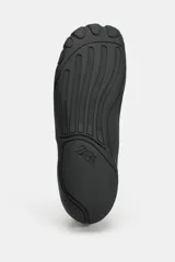 Zapato tipo bailarina deportiva de color negro, con suela de goma y detalle de lazo en la puntera redonda.