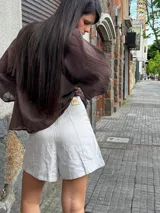 Short de lino color beige, de calce perfecto y con detalles de pespuntes en contraste.