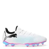 Championes de fútbol Puma Future 7 Play, diseñados para césped natural o artificial. Presentan un diseño en color blanco con detalles en negro, rosa y celeste, con suela de tacos estratégicamente ubicados para mayor tracción y agilidad.