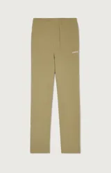 Pantalon deportivo de corte recto y tiro alto, confeccionado en tejido de algodón en color verde oliva. Presenta cintura elástica y un pequeño logo bordado en el lateral.