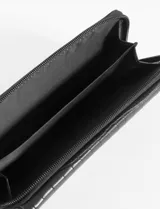 Billetera rectangular negra con textura símil cocodrilo en la solapa y cierre de metal plateado.