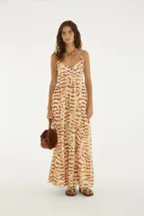 Vestido largo de algodón con estampado abstracto en tonos tostados y marrones, tirantes finos regulables y diseño fluido.