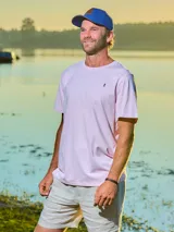 Remera de hombre gris melange con diseño básico de manga corta y cuello redondo.