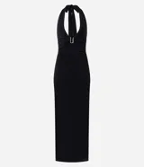 Vestido midi de color negro con escote halter y detalle metálico en el busto. Presenta fruncidos laterales que realzan la silueta y un diseño elegante y ajustado.