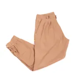 Pantalón de vestir azul marino, de corte recto, con bolsillos laterales y traseros. Se ajusta a la cintura con cinturón de cuero marrón.