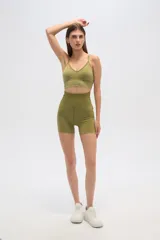 Top color rosa con breteles finos, corte al cuerpo, con elástico en la base y escote profundo.