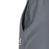 Conjunto deportivo Under Armour Challenger negro, compuesto por campera con cierre y pantalón. Ambos con logo de la marca en color blanco.