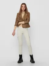 Campera biker corta de cuero sintético negro con cierre frontal asimétrico, solapas con muesca, bolsillos con cierre y detalles acolchados en las mangas.