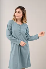 Camisón verde de manga larga con botones en el escote y bolsillo en el pecho.