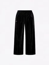 Pantalón de corte amplio y relajado confeccionado en terciopelo negro. Presenta cintura elástica, bolsillos laterales y diseño de pierna recta.