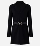 Vestido corto negro de crepé con poliéster certificado RCS, cuello blazer, mangas largas y cinturón de material sintético con hebilla metálica.