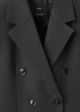 Chaqueta sastre gris oscuro con doble botonadura, cuello con solapa de muesca, bolsillos laterales con solapa y manga larga.