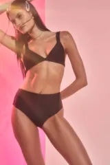 Conjunto de bikini negro de lycra brillante, corpiño triangular embolsado con breteles anchos fijos y bombacha tiro medio.