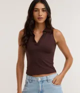 Blusa sin mangas color marrón chocolate, con cuello polo y escote en V. Confeccionada en tejido de algodón con elastano, presenta un corte ajustado al cuerpo.