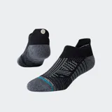 Pack de tres pares de medias deportivas tipo tab, color negro y gris jaspeado, con diseño geométrico en blanco en el empeine y tecnología FEEL360.